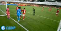 牙哥乐坏了！苏亚雷斯站在门线内被法加尼示意出来，苏牙大笑